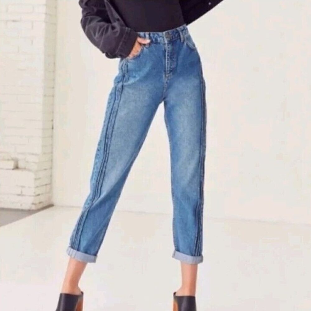 BDG UO Mom Jeans Pintuck Medium Wash Women's Size 27 Relaxed Fit Tapered Leg